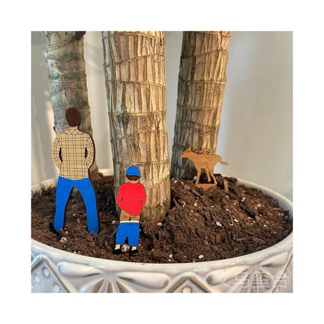 (A)(A) Funny people and dogs pee in pots to decorate the garden pot ornaments