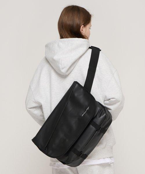 Needed Cross Messenger Bag (Jet Black) [BLACK]