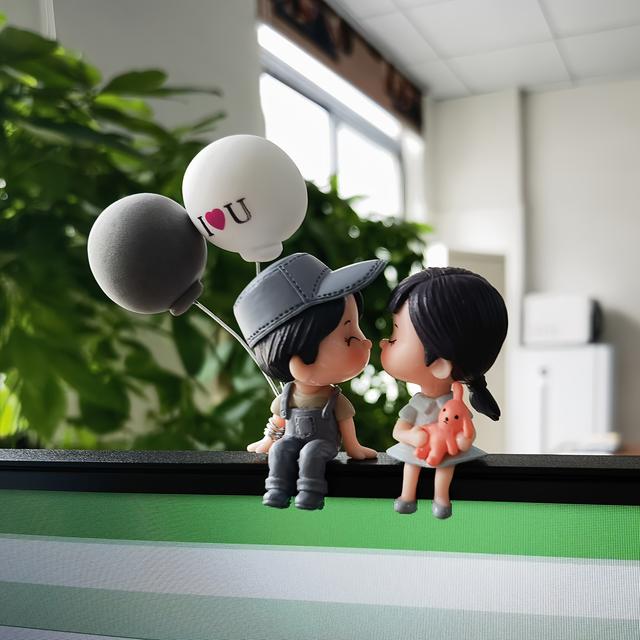 TEMU Adorable Cartoon Couple Kissing Figurines With Balloons - Blue Overalls & Pink Dress, Car Dashboard Decoration, Perfect Gift For Girls, Auto Interior Accessories, Ornament, Durable Ornament