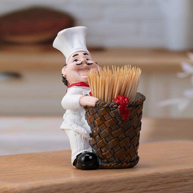 TEMU Chef hält Zahnstocherhalter in Resinkorb