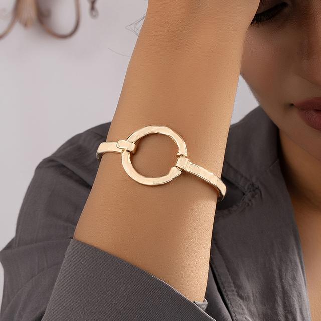 TEMU Una pulsera de metal abierto con un diseño elegante y minimalista