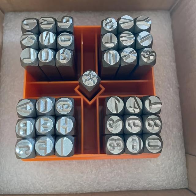 TEMU 37-delars Nummer- & Bokstavsstämpelset 1/4" (6mm) (A-Z & 0-8+Stjärnor)(6 som 9), för Metallstämpling, Plast, Trä. Professionell Hård -stål. Fin Present