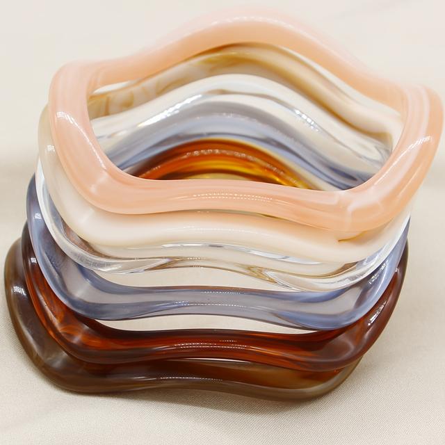 TEMU Ein Set aus 6 Armbändern mit einem unregelmäßigen Wellenmuster aus Harz, in verschiedenen Farben erhältlich, perfekt für den und festliche Partys