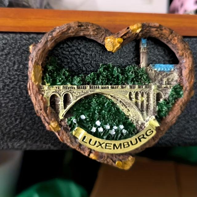 TEMU Kreative -Souvenirs aus Luxemburg, Europa: Dreidimensionale, herzförmige, handgemachte, bemalte Magnetleisten für den Kühlschrank