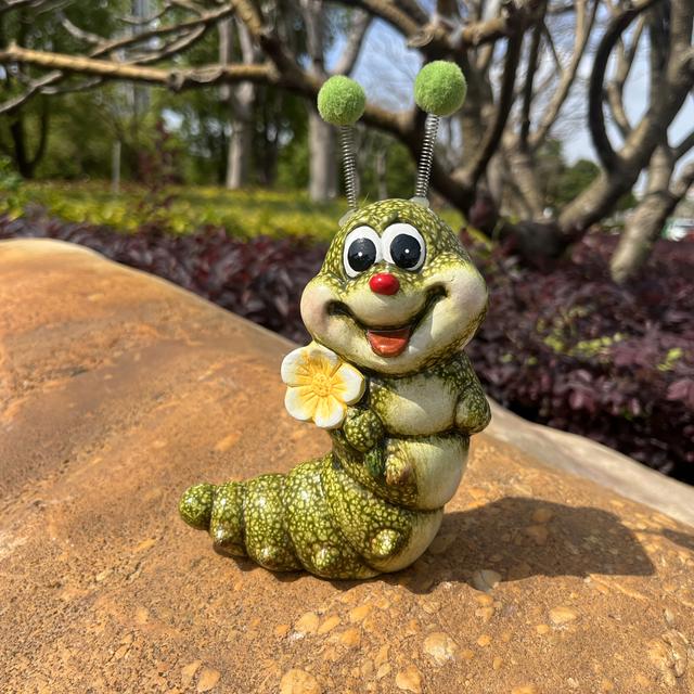 TEMU Verzaubernde Keramik-Raupe-Gartenstatue mit Blumen-Detail - Lustige grüne Insekten-Dekoration für Außenbereiche, Balkone und Höfe, für die Atmosphäre auf dem Patio, Outdoor-Statuen