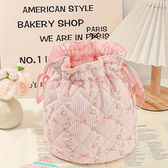 TEMU 큰 용량의 메이크업 토트백, 작은 플로럴 퀼팅 디자인, 여행용 보관에 적합, 귀여운 드로스트링 잠금 장치와 플리츠 버킷 스타일이 특징입니다.