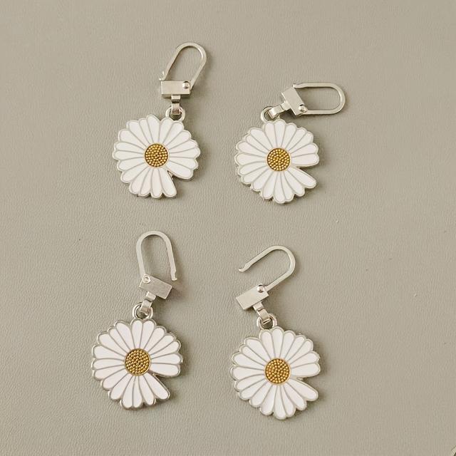 TEMU 우아한 데이지 모양 지퍼 풀, 4개, 8개 또는 10개 세트로 구매 가능합니다. 이 합금 소재는 가방, 재킷, 의류, 신발 및 부츠를 향상시키는 데 이상적이며, 스타일리시하고 내구성이 뛰어난 잠금 장치 옵션을 제공합니다.