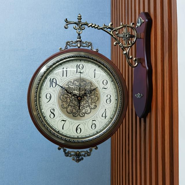 TEMU 1 قطعة ساعة حائط صامت فاخرة أوروبية وأمريكية على الطراز الرجعي، إطار خشبي ومعدني مستدير على الوجهين مع أرقام عربية رومانية، جرس إيقاف تلقائي، تعمل بالبطارية AA (غير متضمنة) - ديكور منزلي أنيق