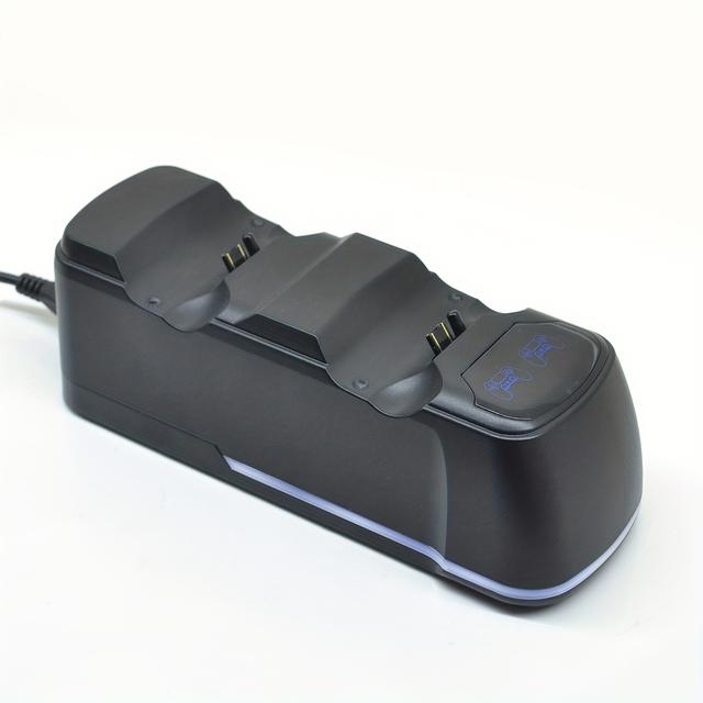 TEMU Ladebasen er egnet for hurtiglading av PS4/SLIM/PRO-kontrollere, og lader 2 kontroller samtidig. Den utvider spillopplevelsen med RGB pustelys i omgivelsene tilbuder ulike stilalternativer