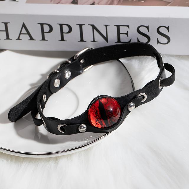 TEMU قلادة أنيقة داكنة، حلوة، ومرطبة مع تصميم قلب صليب أحمر، مثالية للتركيبات وآداء راقي للنساء