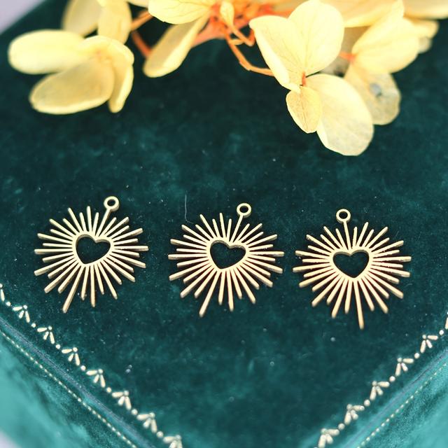 TEMU Set Of 3 Stainless Steel Pendants Shaped Like Hollow Hearts With , Perfect For Your Own Jewelry Such As Chains, Bracelets, And Necklaces