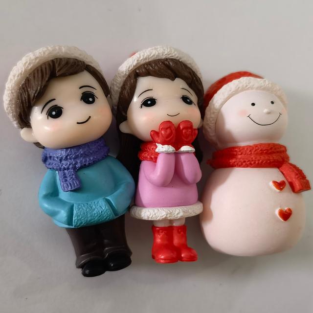 TEMU Winter-themed Couple & Snowman Figurines - Cartoon Style, No Electricity Needed, Holiday Decor & Outdoor Winter Scenes, Winter Decorations