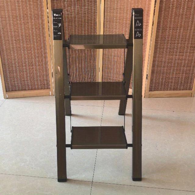 TEMU سلم قابل للطي من الألومنيوم بثلاث خطوات بسعة 300 رطل مع أحذية غير قابلة للانزلاق للاستخدام في المنزل والمكتب والمطبخ