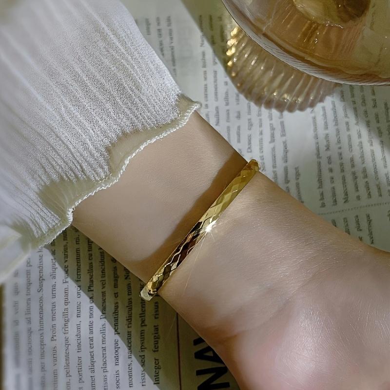 TEMU Ein hochwertiges Retro-Armband - Elegantes und leichtes Design, 304 Edelstahl Material, ohne Edelsteine, geeignet für den täglichen Gebrauch und als Geschenk, offenes Armband, Damenstil