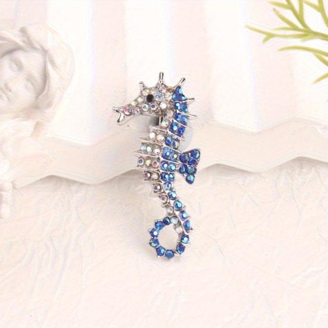 TEMU Stylová a elegantní brož s kamínky ve tvaru mořského koníka. Tento luxusní dámský šperk je zároveň vintage a odlišný, takže je ideální dárek k svátkům a perfektní na svatby a formální události.