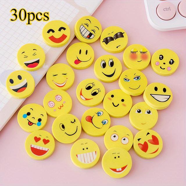 TEMU En förpackning med 30 svarthuvud-suddgummin, med en design, som julklappar och priser.