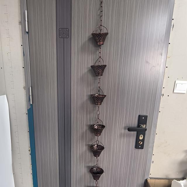 TEMU 우아한 구리색 다운커 장식용 정원 분수기 - 섬세한 철 몰드 디자인, 야외 홈 액세서리, 빗물 수집용 구리 체인