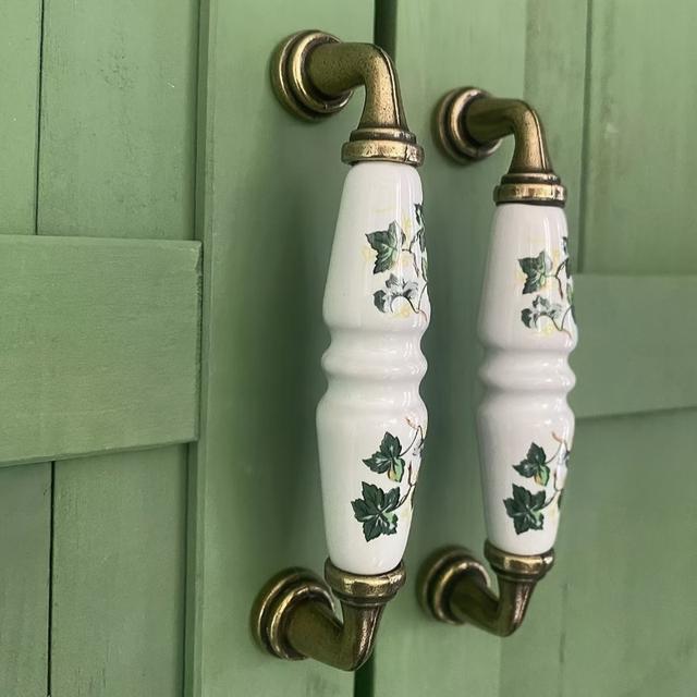 TEMU Keramikknöpfe im Vintage-Stil für Schränke mit einem grün-braunen Blumendesign, in Antikbronze gefertigt. Ideal für Möbel im Landhausstil, inklusive Montageschrauben.