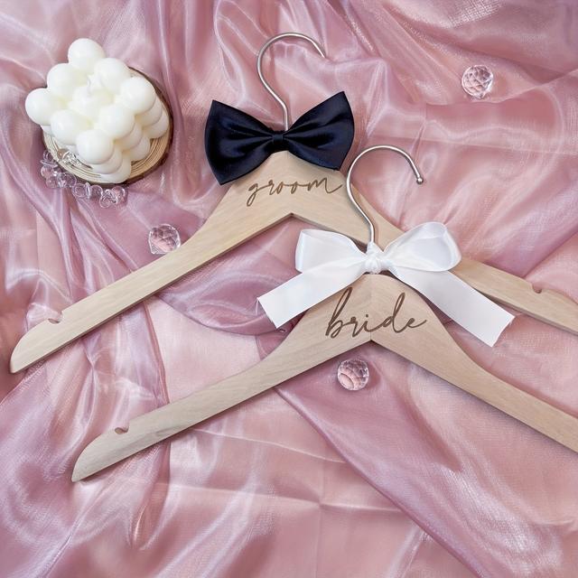 TEMU 2 Stück/1 Satz Holzbügel für Hochzeitskleider, Anzug- und Kleiderbügel, Braut- und Bräutigam-Bügel mit Bändern, für Hochzeitsschleier und Anzüge, Hochzeitsaccessoires