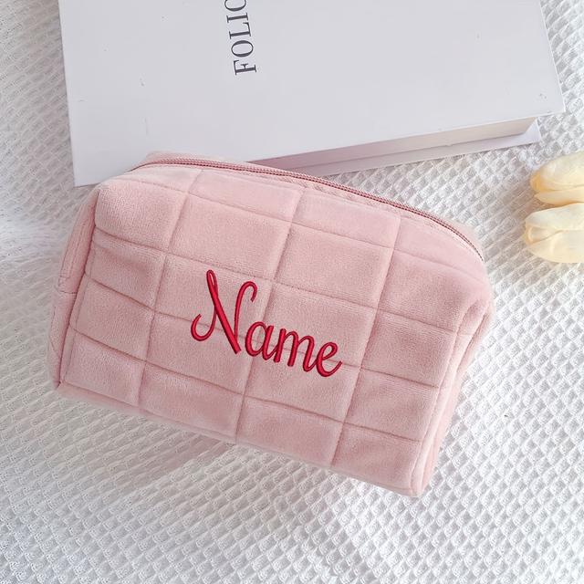 TEMU حقيبة مكياج من الجلد المدبوغ مخصصة - اسم/أحرف/نص مطرز حسب الطلب، وحقيبة أدوات نظافة بسحاب وردي، منظف سفر محمول للنساء، هدية لصديقات /عيد الميلاد، حقيبة جلد مدبوغ للجنسين