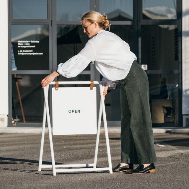 TEMU Custom Iron Floor-standing Display Stand In Black And White Shelf Options, Made-to-order Storefront Advertising Welcome Sign With Movable Rack