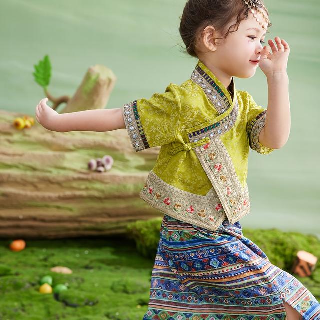 TEMU زي صيفي خفيف للفتيات الصغيرات لعام 2024، يتضمن تنورة ملونة مطبوعة مع بلوزة مزودة بأزرار، يتميز بتصميم رياضي صيني ، مناسب للأنشطة الخارجية.