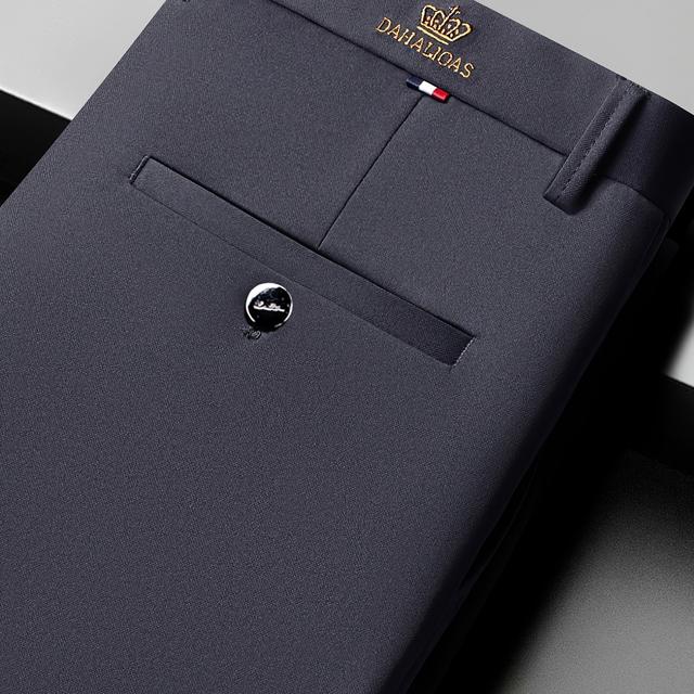 TEMU Costume Homme en Tissu Fibre - Pantalon Décontracté d' aux Plis, Noir avec Lettrage Doré et Couronne, Coupe Regular, Lavable à (Non )