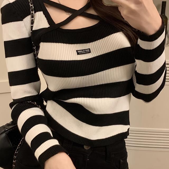 TEMU Denna trendiga svarta stretchtoppen med ränder har en snygg korsrem och ihålig fyrkantig halsringning, långa ärmar och en sexig, låg, cropped design.