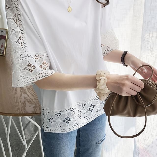 TEMU プラスサイズ - 夏 2020 年に新しく登場したプラスサイズのフなレーススパイリット T シャツ。ゆったりとしたフィット、ライン、ミッドスリーブデザインが特徴。襟と裾には、優雅でな雰囲気を生み出すために、細かい穴が開いたクロシェフラワーが装飾されている。