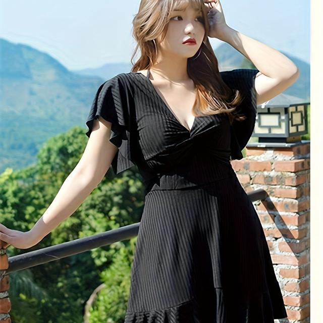 TEMU Vネックデザインのなワンピース水着、ボディシェープをカバーする、Lサイズあり、シンプルブラックまたはグリーンカラー、控えめな露出とパッド入りカップ付き。ビーチや温泉に最適