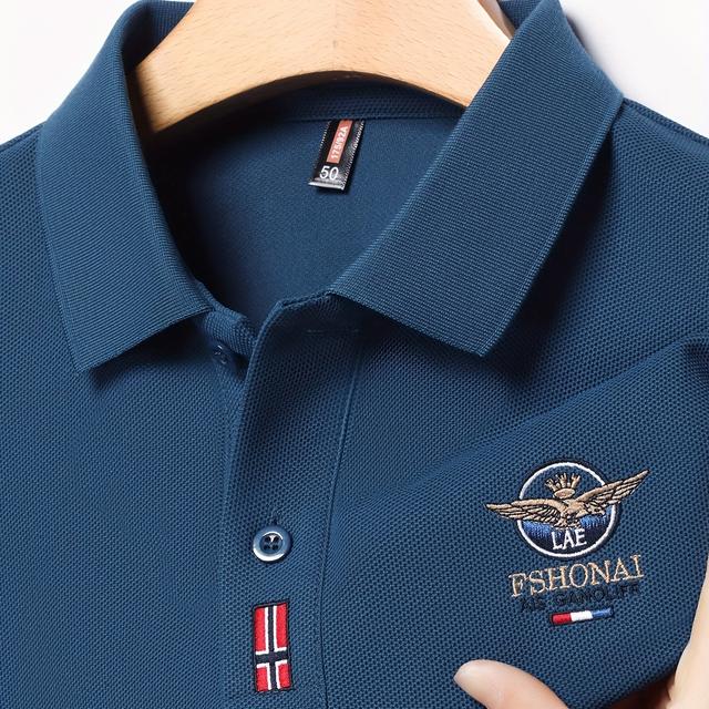 TEMU Camisa polo casual de verão para homem com logotipo bordado "LAE FSHONAI", remendo e branco, leve e respirável para uso diário, casual | Camisa com logotipo bordado | Tecido ligeiramente elástico