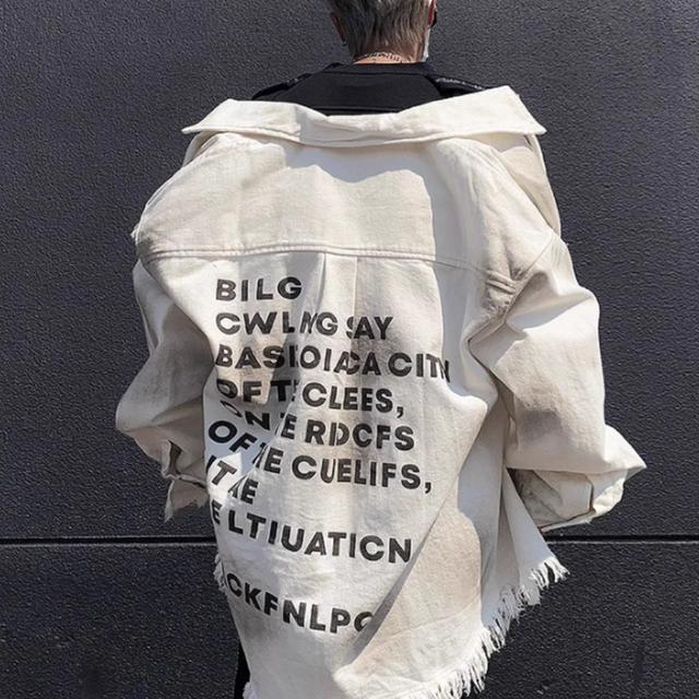 TEMU 【メンズ】スフィットのフェイクデニムジャケット。裾はフリーヘッド、背面にレタリング入り。春と秋に最適。ヴィンテージ風でなワークウェアにも。