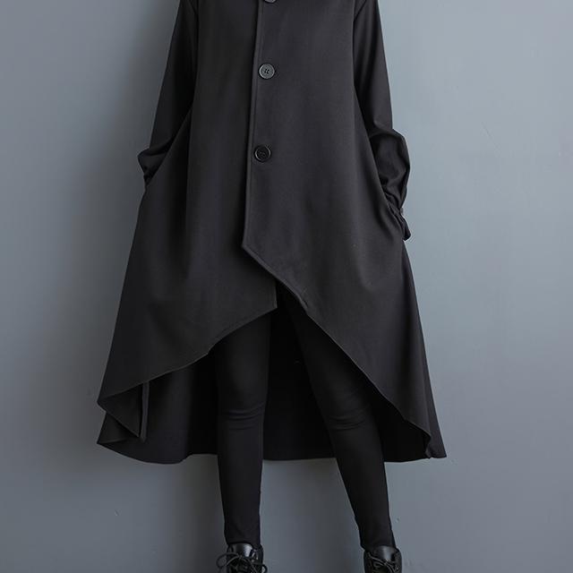 TEMU 스타일리시한 블랙 미드 레인지 코트, 불규칙한 디자인과 일본식 스탠드 업 칼라, 루즈핏을 특징으로 합니다.