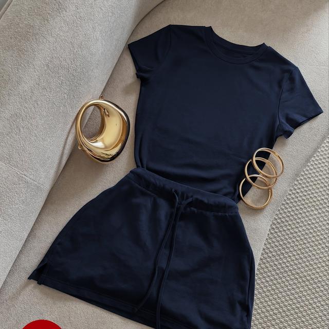 TEMU Conjunto de 2 piezas para mujer: Camiseta casual de manga corta y corte entallado con cuello redondo y falda-pantalón tipo A con cintura elástica, cordón y aberturas en el dobladillo PB-1507