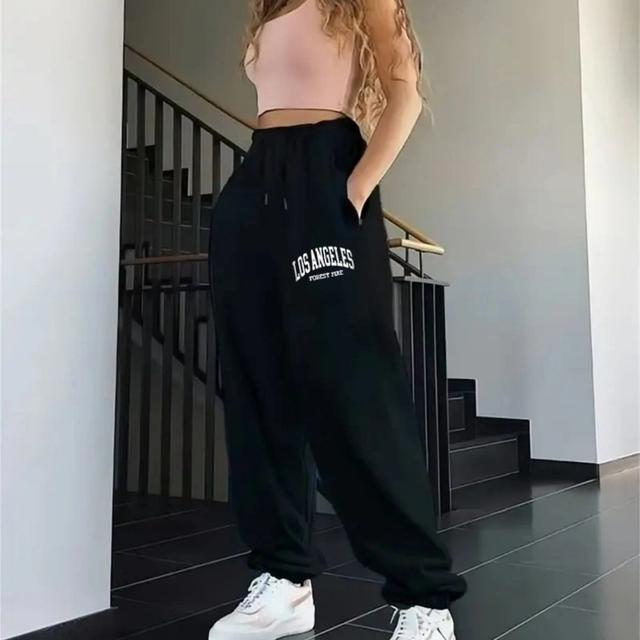 TEMU 1 Mujer en estilo Y2K, sentada en , vistiendo pantalones de chándal a rayas de manga corta con tobillos recogidos, con la Los Angeles Forest impresa