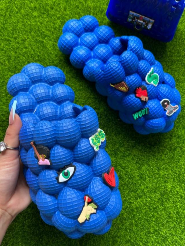 LW Round Toe Ripped Pierced Daily Slippers