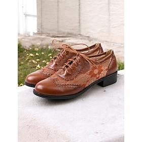 Stilvolle schwarze Oxford-Schnürschuhe für Damen mit perforiertem Spitzendesign  perfekt für legere und elegante Anlässe