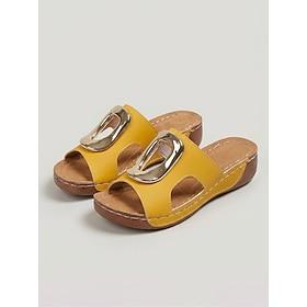 gule damesandaler med kilehæl, plateausandaler med metalspænde og dekoration, komfortable, åbne sko til hverdagsbrug i haven. daglig brug