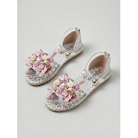 Hvide, blomsterudsmykkede, flade sandaler til kvinder, åbne resort-sandaler med perledetaljer til feriemiddag og strandfester sommeraftener