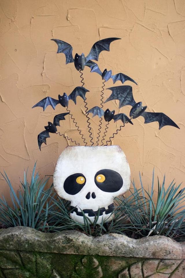 CZG1488 Painted Metal Halloween Skull with Bats Yard Art - Multi Color