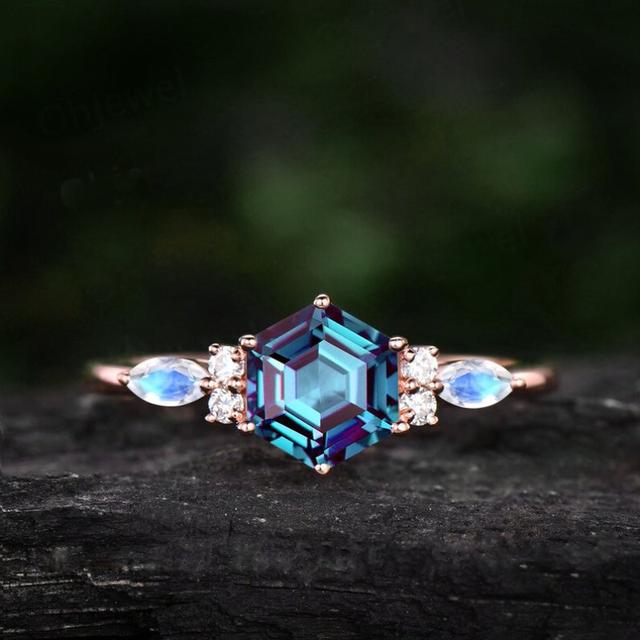 Pierre bleue taillée hexagonale avec bague de fiançailles en pierre de lune taillée marquise