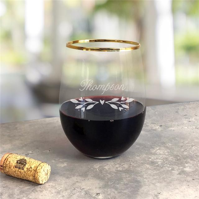 Engraved Partial Wreath with Family Name Gold Rim Stemless Wine Glass