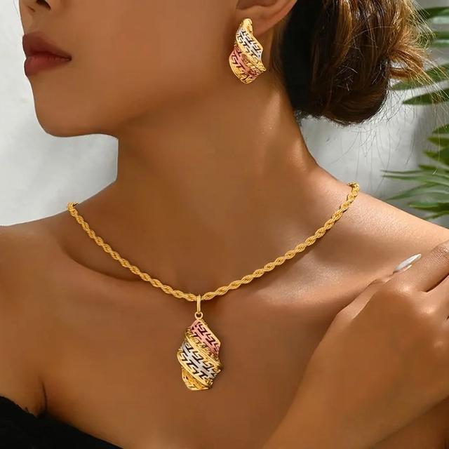 TEMU Ensemble de Bijoux Nouveauté 2025 : Boucles d'Oreilles Gravées en et Collier Torsadé Type C, Parfait pour et Fêtes, Saint-Valentin, Noël, Ramadan, Cadeau pour Épouse ou Petite