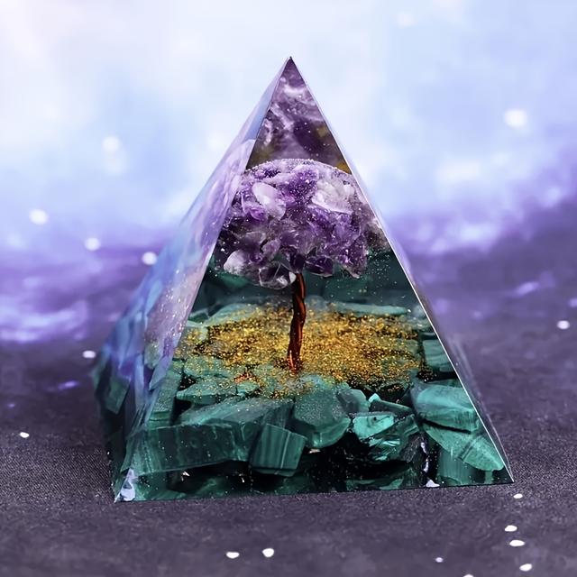 TEMU z achátu s amethystovými a malachitovými kousky. Tento křišťálový výrobek slouží domácí dekorace, stolní ozdoba a sváteční dárek.