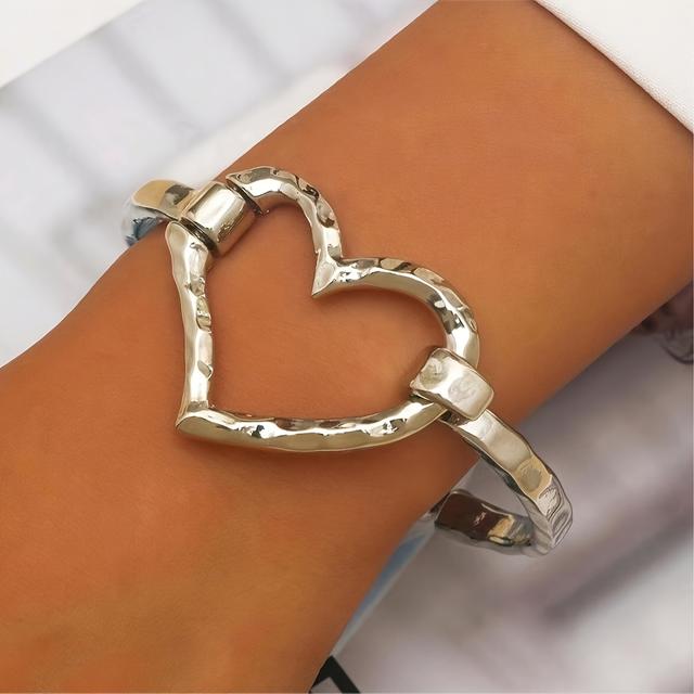 TEMU A Retro Fashion Men's Bracelet With A Heart-shaped Spring Opening.