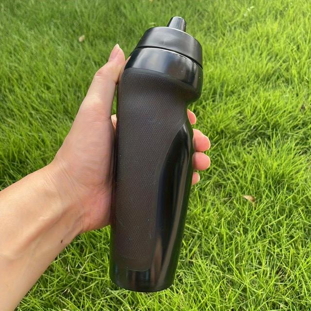 TEMU زجاجة مياه رياضية مضغوطة 32 أونصة/950 مل بتصميم سهل الإمساك، كوب رياضي خارجي لكرة السلة، كرة القدم، هدايا العيد
