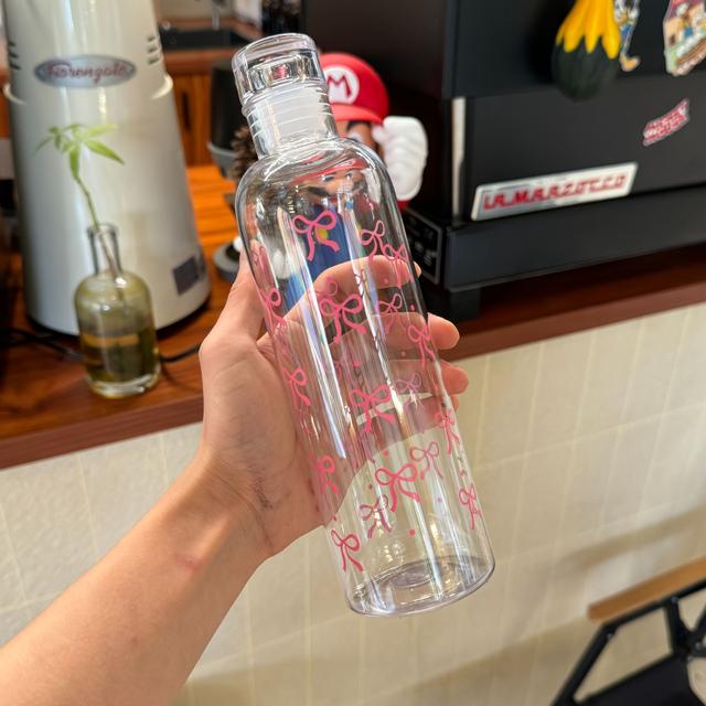 TEMU A Single 17.6oz Adorable Bow-shaped Plastic Water Bottle Featuring A , Made Of Plastic, Suitable For Outdoor Sports And School Use. This Stylish And Practical Cup Can Hold Up To 500ml