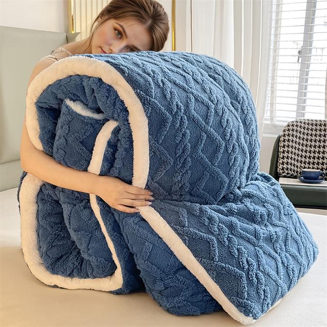 TEMU A Cozy And Plush Winter Quilt That Provides Throughout The Year. Offered In 5 Different Sizes From Single To King, It Showcases A Geometric Stripe Pattern And Is Safe For Machine Washing