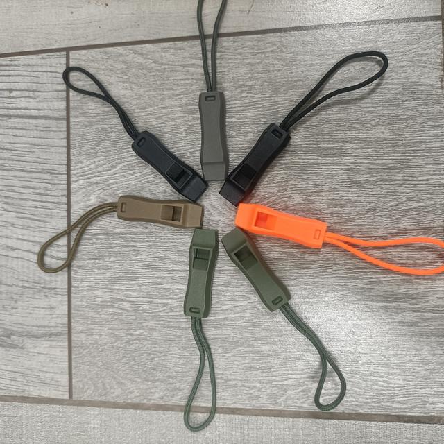 TEMU 7개 휴대용 미니 호루라기 및 텐션 버클 세트, 모험 애호가, 캠핑, 생존 장비, 비상 대비, 하이킹 필수품 및 드로스트링 부착에 적합