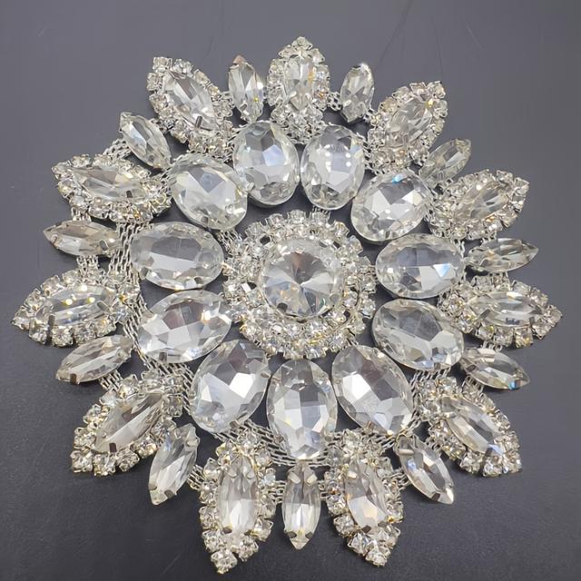 TEMU A Single Piece Of Luxurious Silvery Rhinestone Sunflower Decoration - Embellishments For Hats, Footwear, Bags, Apparel, And Stylish Jewelry, A Chic Bling Pendant